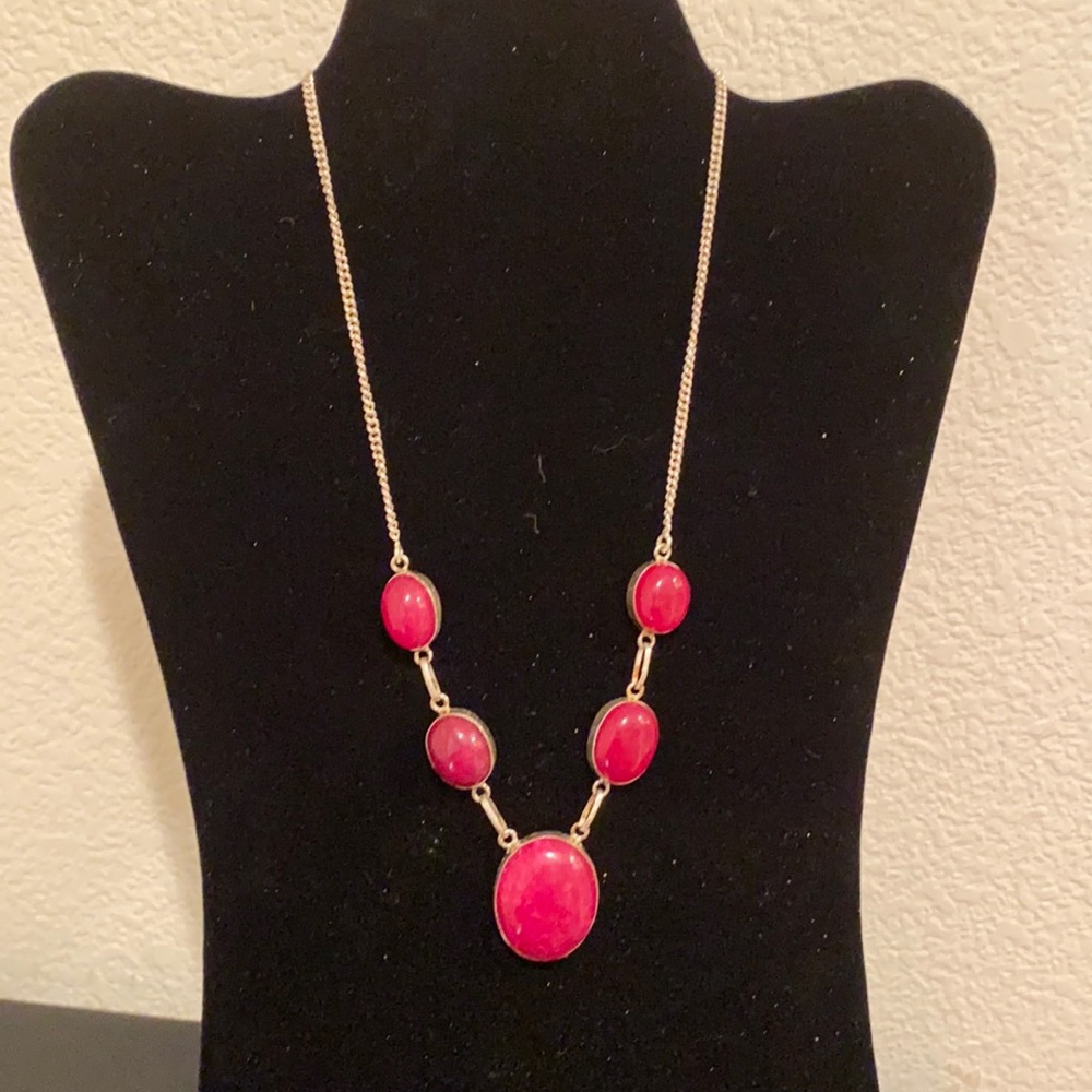 Fashion necklace with dark pink stones.